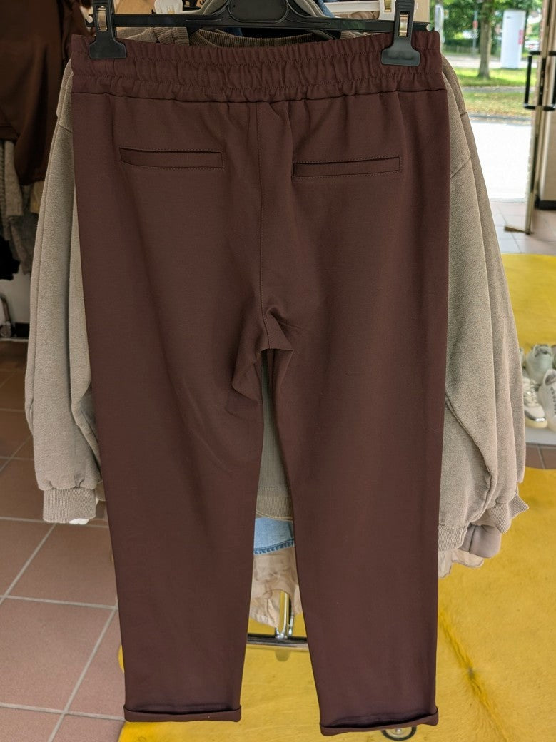Die elegante Wide Leg Pants in Braun Moro kombiniert hochwertige Viskose und Nylon für ein angenehmes Tragegefühl und langlebige Qualität - mit passendem Blazer!