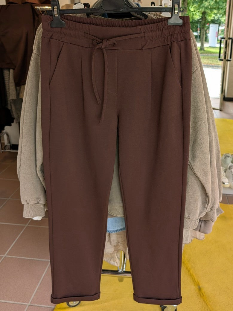 Die elegante Wide Leg Pants in Braun Moro kombiniert hochwertige Viskose und Nylon für ein angenehmes Tragegefühl und langlebige Qualität - mit passendem Blazer!