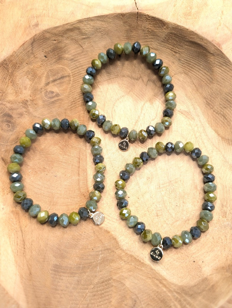 Dieses Armband von Giuno besticht durch funkelnde Kristalle in Diamantenform in leuchtendem Khaki Grün. Stilvolles Accessoire mit Frische und Leichtigkeit!