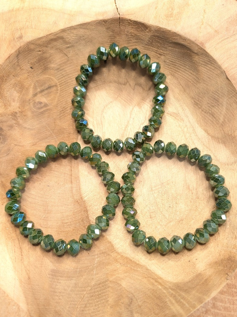 Dieses Armband von Giuno besticht durch funkelnde Kristalle in Diamantenform in leuchtendem Moos Grün. Stilvolles Accessoire mit Frische und Leichtigkeit!