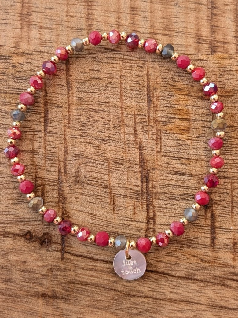 Dieses elegante Armband kombiniert funkelnde rote Kristalle mit einem zarten goldfarbenen Finish und verleiht jedem Outfit einen Hauch von Luxus!