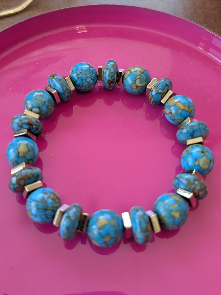 Wunderschönes Armband aus echten Türkisen (runde und flache) und Goldplättchen, verleiht jedem Outfit einen Hauch von Eleganz. Ein Must-Have für jede Schmucksammlung.