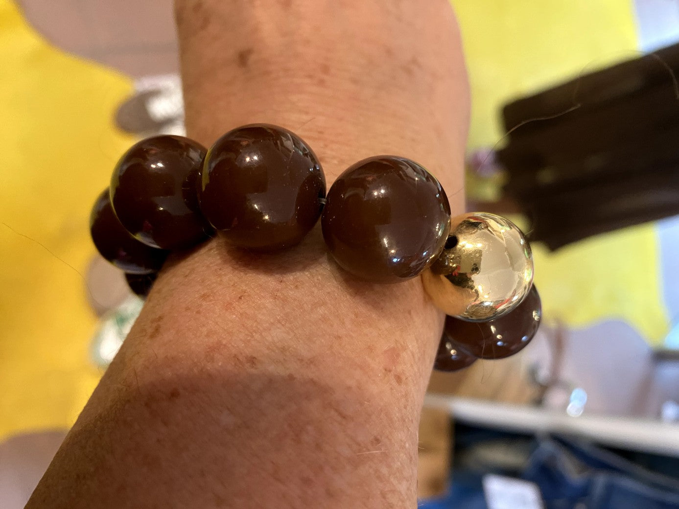 Zeigen Sie Ihre Persönlichkeit mit unserem großartigen elastischem Armband mit dicken braunen Perlen aus Acryl und Kupfer! Holen Sie es sich jetzt!