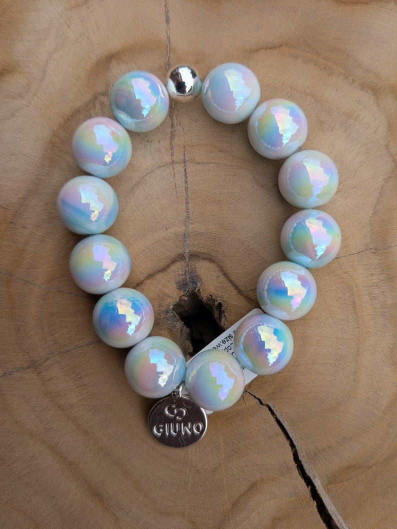 Die Perlen aus glänzendem Acryl und Kupfer in einem bezaubernden Rainbow Perlmutt bringen Farbe und Leben in jedes Outfit. Perfekt für den Tag!