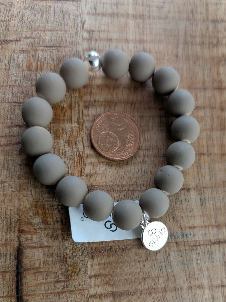 Zeigen Sie Ihre Persönlichkeit mit unserem großartigen elastischem Armband mit mittelgroßen Perlen aus Acryl und Kupfer in Sandgrau- holen Sie es sich jetzt!
