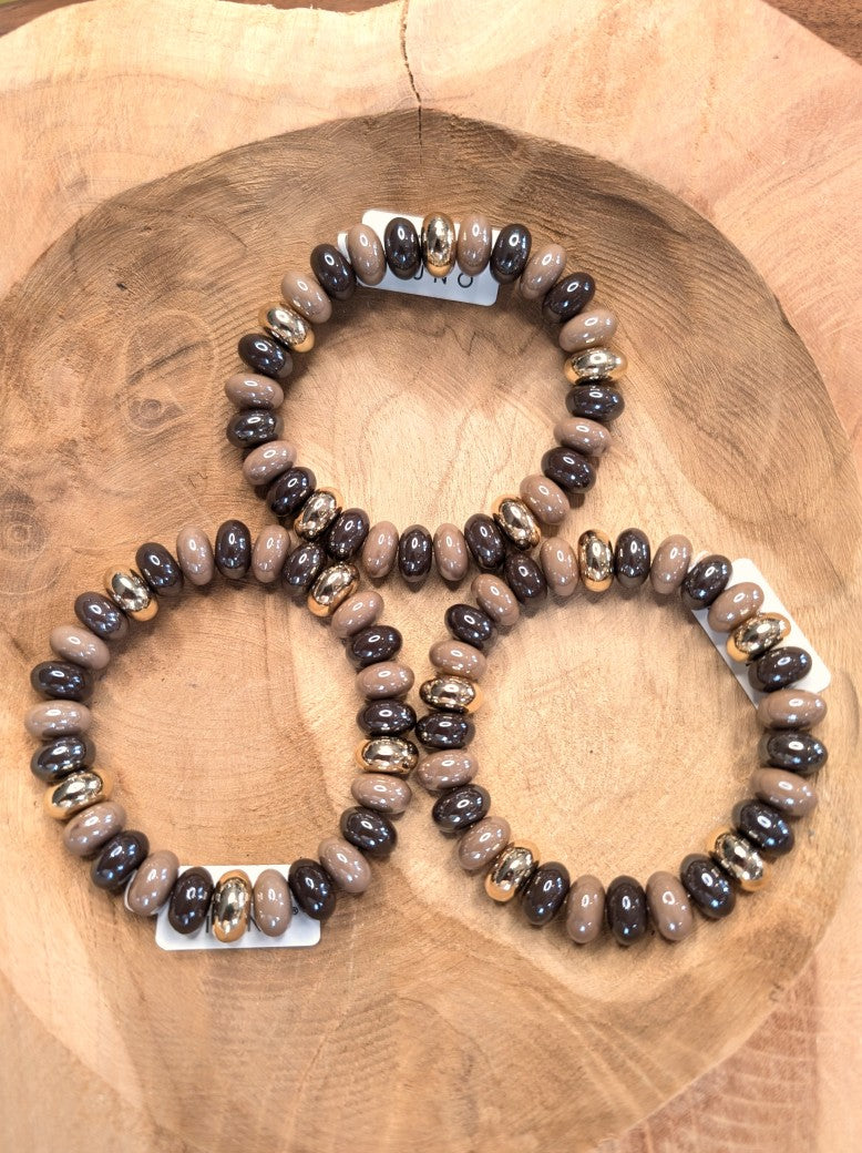 Elegantes elastisches Armband mit Kunstharz Perlen in Linsenform Taupe Coffee Braun Gold. Das hochwertiges Design verbindet moderne Ästhetik mit Tragekomfort!