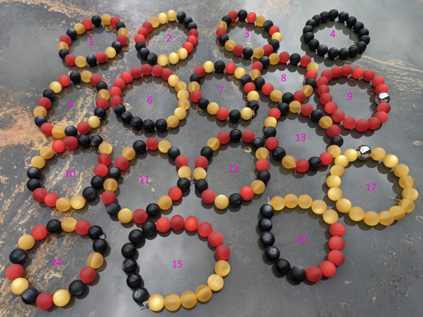 Schöne hochwertige Armbänder aus matten runden Acryl-Perlen 3D Leuchteffekt (Magic Pearls) - perfekt für die WM 2026. Handarbeit