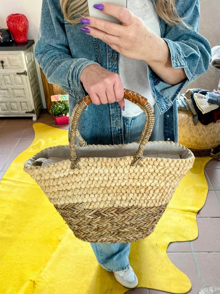 Dieser Bastkorb mit Ledergriffen und Innentasche aus Leinen mit Reißverschluss ist der ideale Begleiter zum Einkaufen, Transport und Ausflüge. Jetzt bestellen!