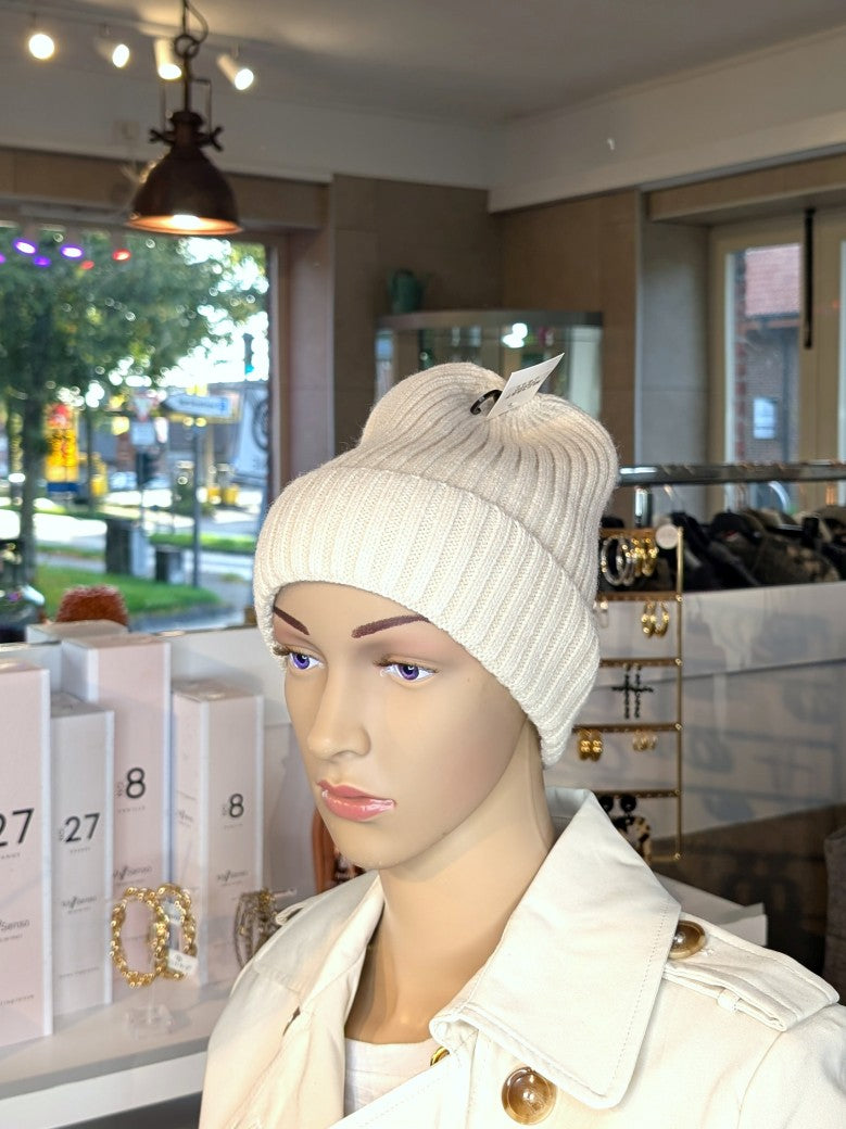 Die ungefütterte Beanie Mütze mit Umschlag in elegantem Creme vereint Nylon, Viskose und Angora für angenehme Wärme und außergewöhnlichen Tragekomfort!