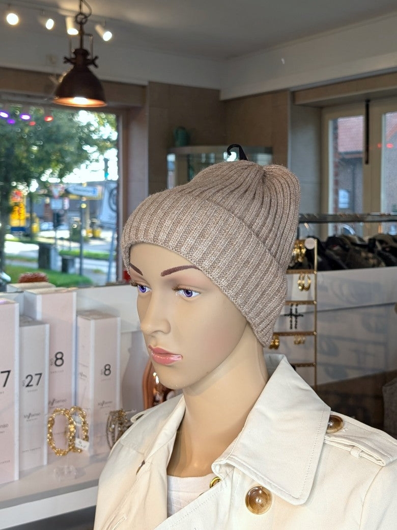 Die ungefütterte Beanie Mütze mit Umschlag in elegantem Taupe vereint Nylon, Viskose und Angora für angenehme Wärme und außergewöhnlichen Tragekomfort!