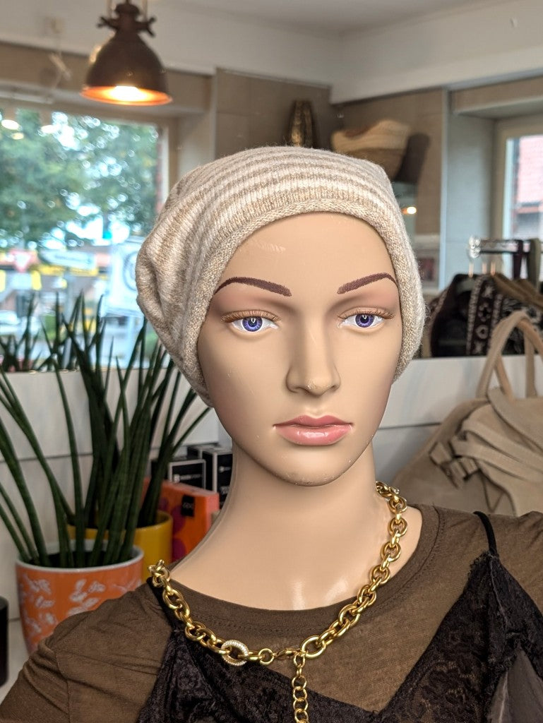 Elegante Beanie Mütze aus weicher Viskose-Woll-Mischung zeitlos gestreift in warmem Taupe und Beige wärmt stilvoll perfekt für kalte Tage im Herbst und Winter.