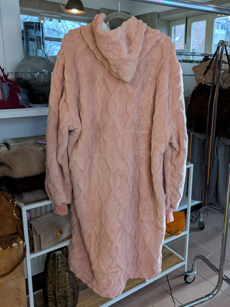 Der großzügige Blanket Hoodie bietet Wärmeschutz mit hochwertiger Fütterung und praktischen Taschen in zartem Rosa - kuschel Dich in pure Gemütlichkeit ein!
