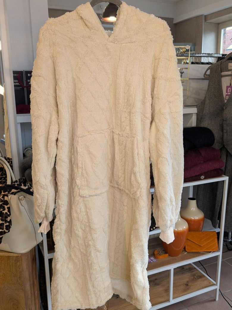 Der großzügige Blanket Hoodie bietet Wärmeschutz mit hochwertiger Fütterung und praktischen Taschen in zartem Creme - kuschel Dich in pure Gemütlichkeit ein!