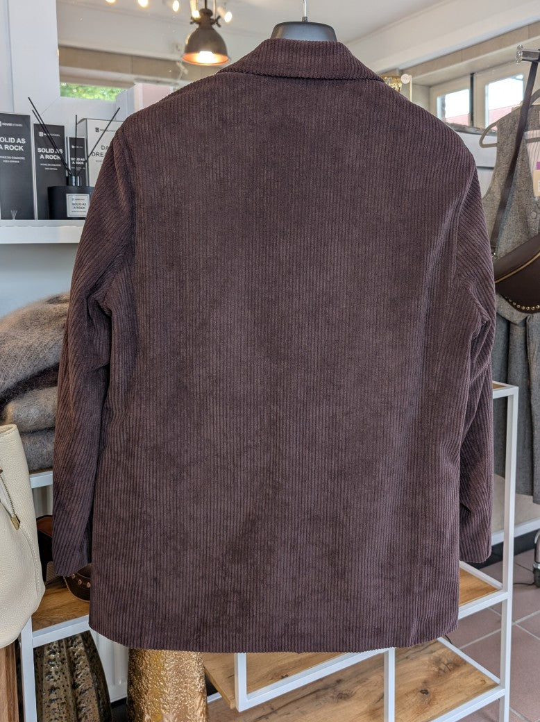 Der Blazer von LUMINA besticht durch seinen hochwertigen Cordstoff in warmem Braunton, der jedem Outfit eine elegante und zugleich gemütliche Note verleiht!