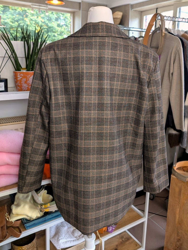 Der Blazer von LUMINA besticht durch seinen hochwertigen Cordstoff in warmem Braunton, der jedem Outfit eine elegante und zugleich gemütliche Note verleiht!