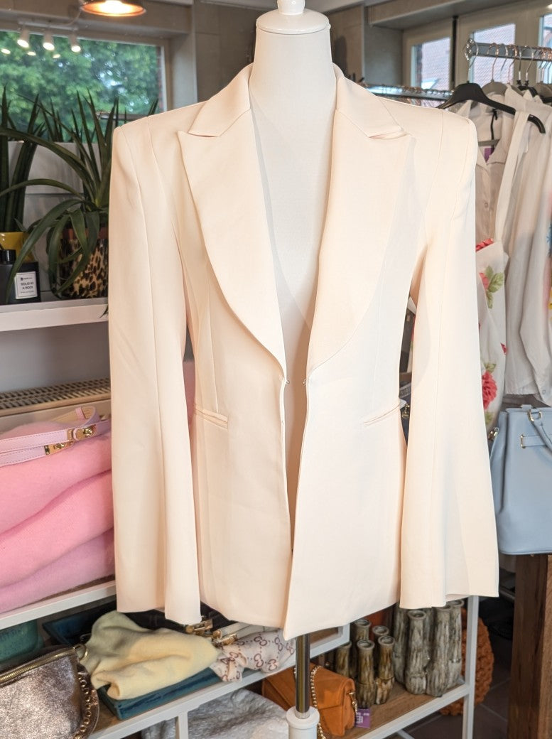 Eleganter Blazer mit markanten Schulterpolstern von Lumina in elegantem Créme. Perfekt für professionelle Anlässe oder stilvolle Alltagskombinationen.