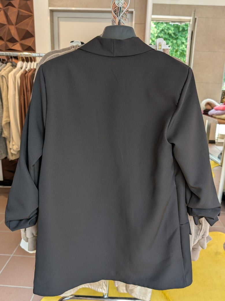 Der schwarze knopflose Blazer überzeugt durch sein offenes Design und verleiht jedem Outfit eine elegante und moderne Note - ideal für stilbewusste Frauen!