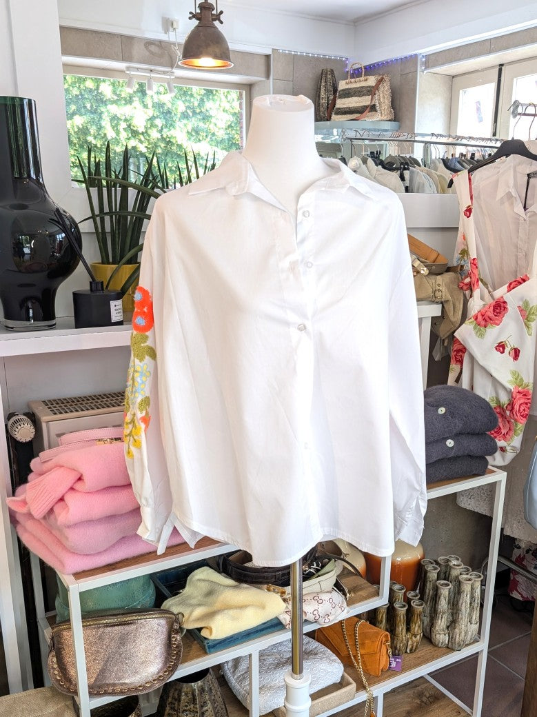 Elegante Bluse aus reiner Baumwolle mit verspieltem Flock Blumenmuster in lebendigen Neonfarben – Orange, Pink, Gelb, Hellblau und Grün auf klassischem Weiß!