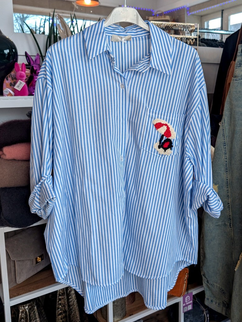 Elegante Streifenbluse mit klassischem Weiß-Hellblau-Muster und Backprint-Motiv "Saint Tropez" Flock Rot - zeitloses Hemd mit modernem verspielten Charakter!