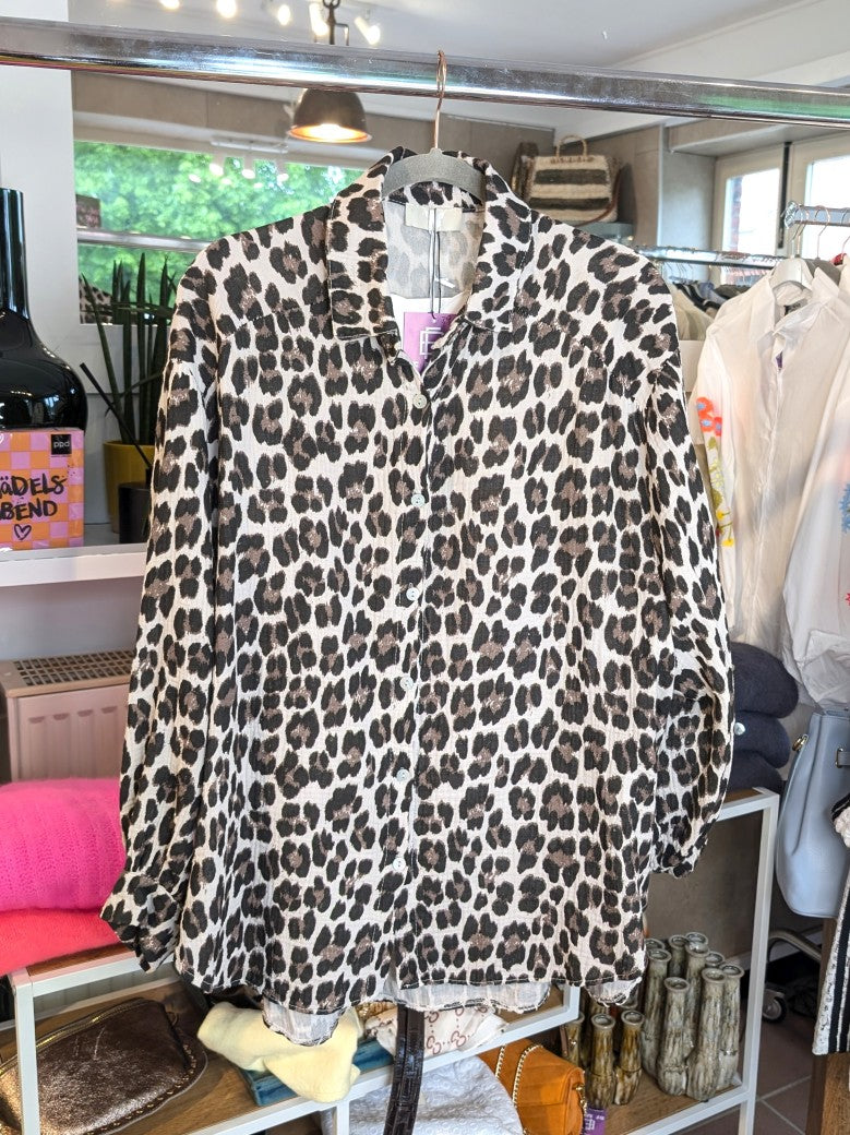 Lebe jeden Tag wie eine Fashionista mit der Mousselin Bluse Leo Créme Braun Schwarz in Oversized! Wow-Faktor Outfit - fühle dich selbstbewusst inspiriert.