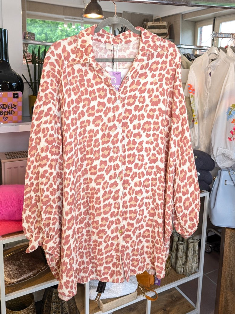 Lebe jeden Tag wie eine Fashionista mit der Mousselin Bluse Leo Créme Altrosa Rosa Beige in Oversized! Wow-Faktor Outfit - fühle dich selbstbewusst inspiriert.