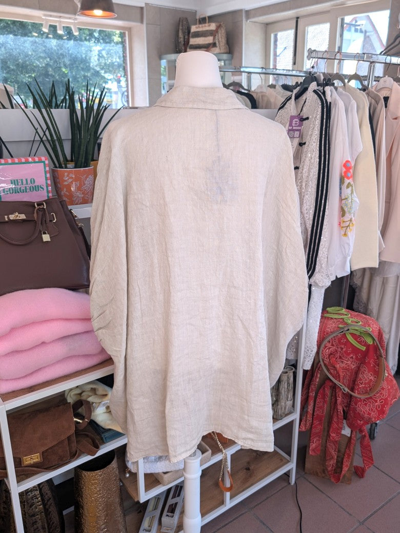 Elegante Oversized-Bluse aus hochwertigem Leinen in elegantem Beige mit charakteristischem VoKuHiLa-Design: verkürzte Vorderseite und längere Rückenseite