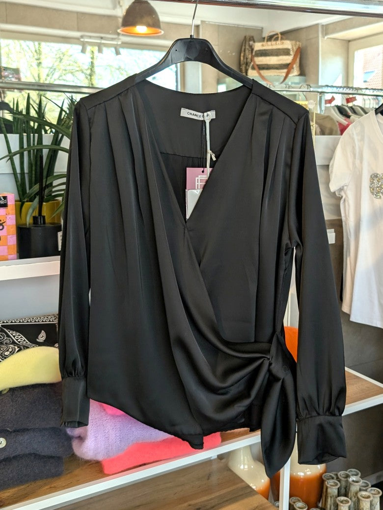 Elegante Wickelbluse aus fließendem Satin in klassischem Schwarz - die klassische Wickelform schmeichelt jeder Figur – das perfekte Piece für jeden Anlass!
