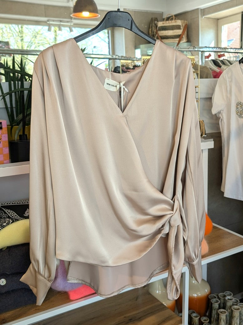 Elegante feminine Wickelbluse aus fließendem Satin in warmem Taupe - die klassische Wickelform schmeichelt jeder Figur – das perfekte Piece für jeden Anlass!