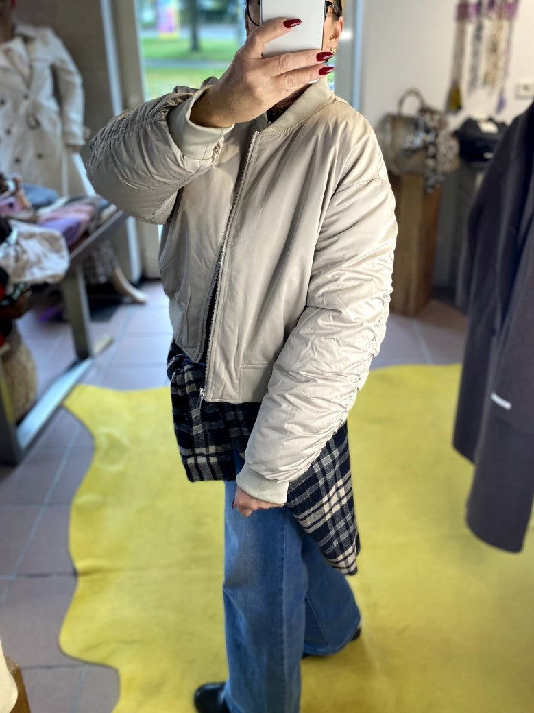 Die Bomberjacke aus hochwertigem Nylon in Beige Hellgrau verbindet urbanen Stil mit angenehmem Tragekomfort - perfekt und stilvoll für die kalte Jahreszeit!