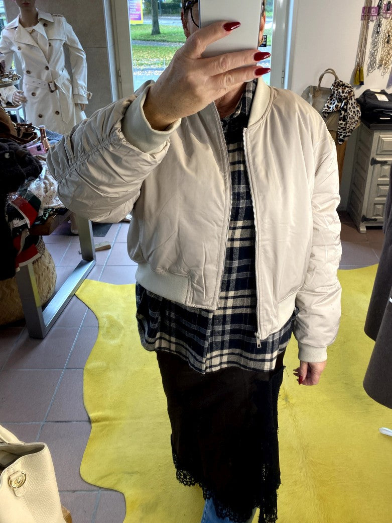 Die Bomberjacke aus hochwertigem Nylon in Beige Hellgrau verbindet urbanen Stil mit angenehmem Tragekomfort - perfekt und stilvoll für die kalte Jahreszeit!