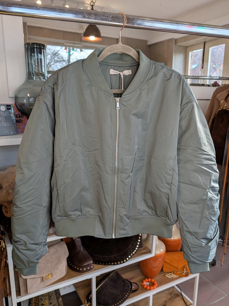 Die Bomberjacke aus hochwertigem Nylon in Eukalyptus als Statement verbindet urbanen Stil mit angenehmem Tragekomfort - perfekt und stilvoll für die kalte Jahreszeit!