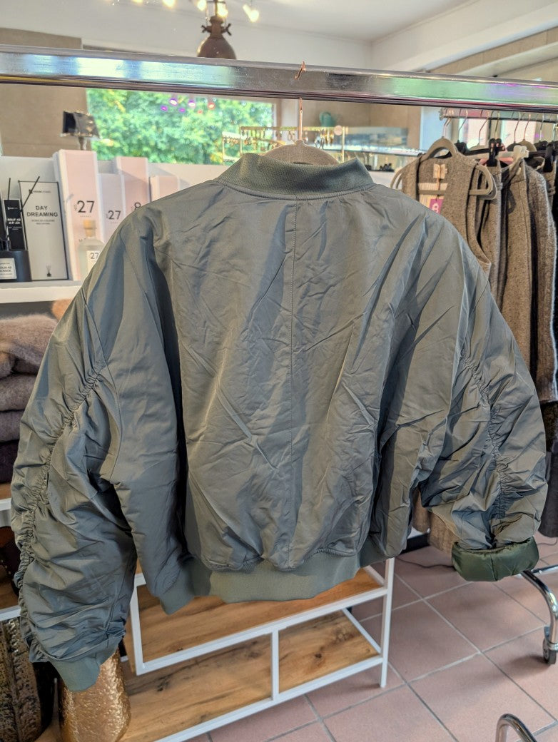Die Bomberjacke aus hochwertigem Nylon in Eukalyptus als Statement verbindet urbanen Stil mit angenehmem Tragekomfort - perfekt und stilvoll für die kalte Jahreszeit!