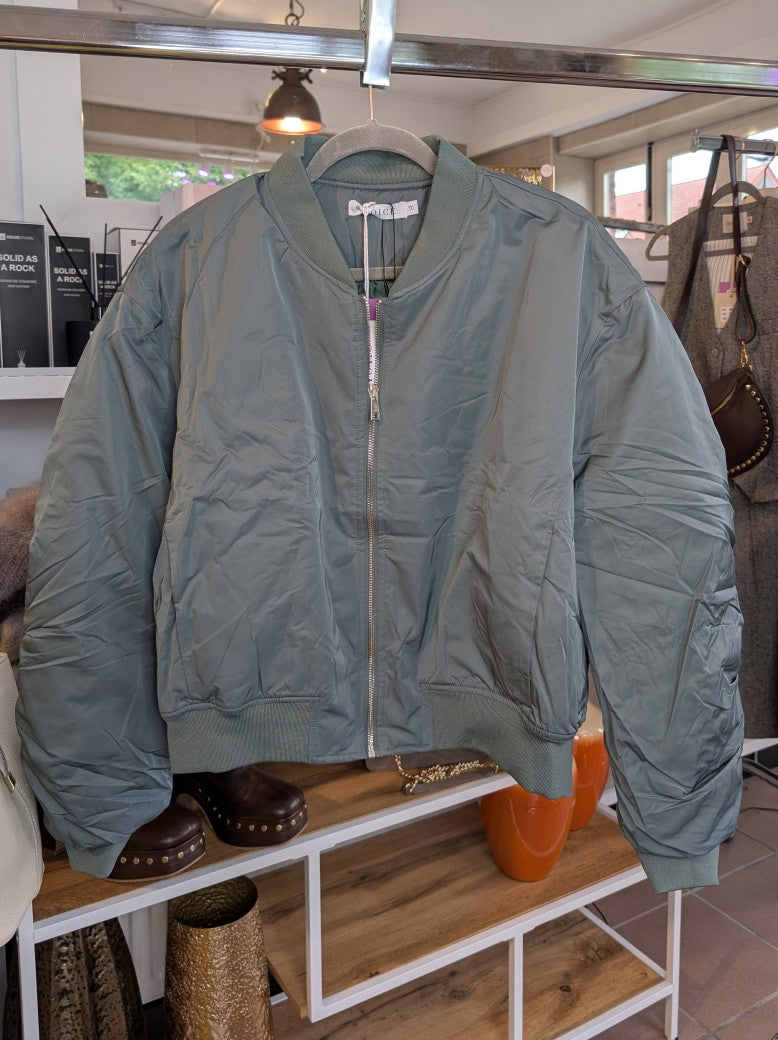 Die Bomberjacke aus hochwertigem Nylon in Eukalyptus als Statement verbindet urbanen Stil mit angenehmem Tragekomfort - perfekt und stilvoll für die kalte Jahreszeit!