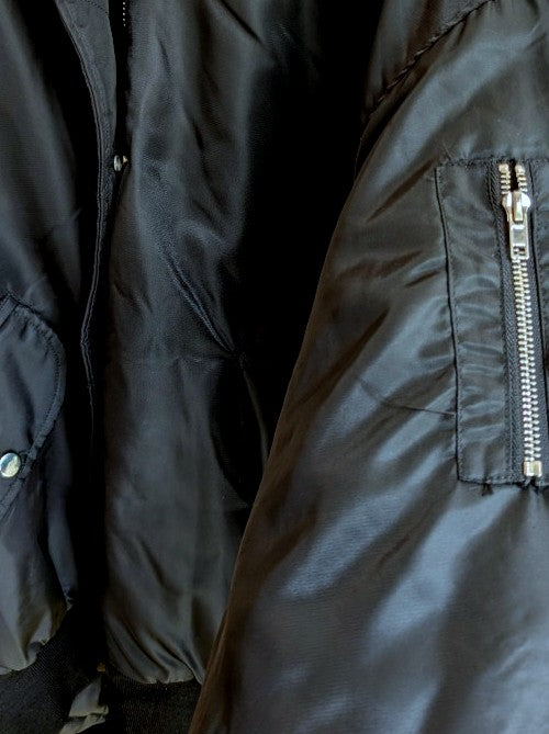 Klassische Bomberjacke in Schwarz von EFFENY für Damen in Größe S/M. Mit gestepptem Innenfutter bietet sie Komfort und stilvolles Design.