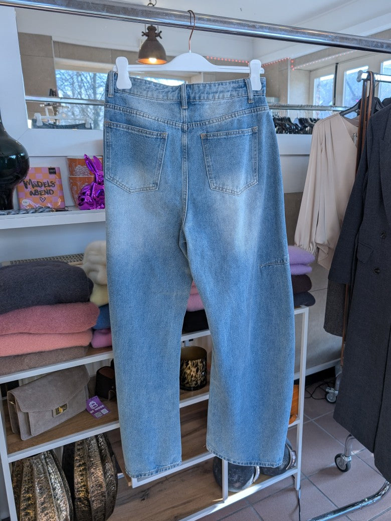 Diese blaue High Waist Wide Leg Jeanshose von CIVICO 1 ist ideal für einen lässigen, modernen Look und sorgt für eine schmeichelhafte Silhouette.