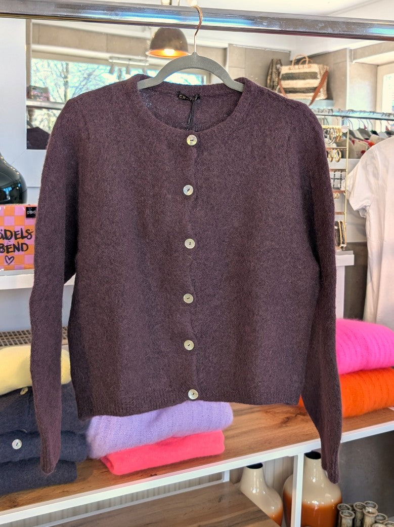 Fühle dich behaglich und stilvoll mit unserer Cardigan Strickjacke aus hochwertigem Alpaka und Wolle in elegantem Braun - für lässig bis elegant!