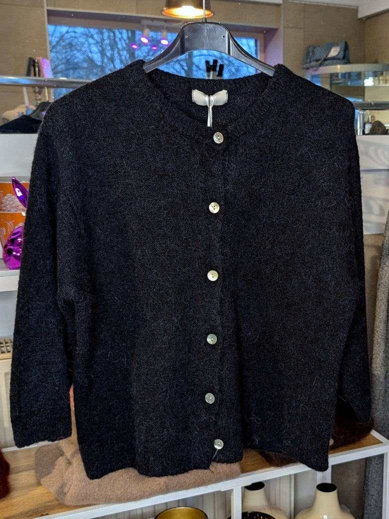 Weicher Flausch Cardigan aus superfeiner Alpaka-Wolle verbindet zeitlose Eleganz mit unvergleichlichem Tragekomfort - anschmiegsam wärmend ohne zu beschweren!