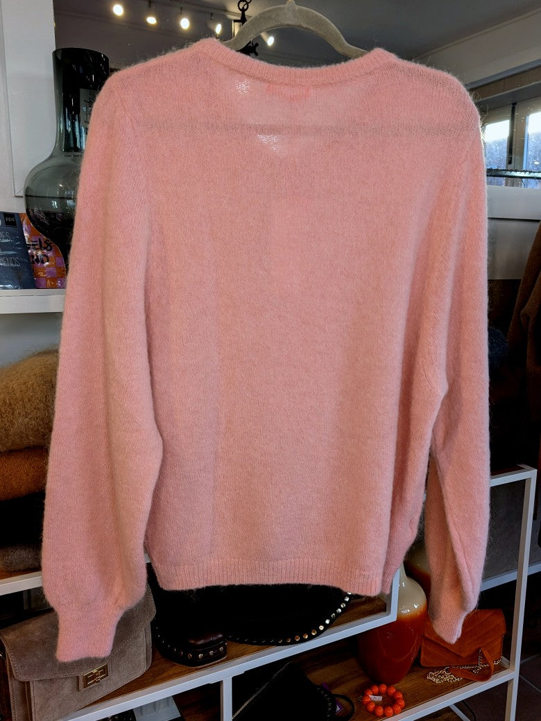 Fühle dich behaglich und stilvoll mit unserer Cardigan Strickjacke aus hochwertigem Alpaka und Wolle in zartem Rosa - für lässig bis elegant!