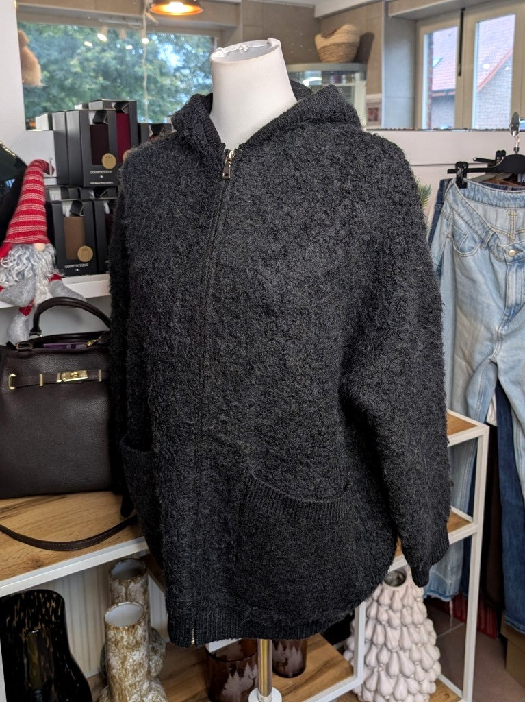 Die schwarze Bomberjacke mit Kapuze kombiniert den lässigen Stil einer Strick-Cardigan mit praktischem Reißverschluss. Perfekt für kühle Tage - von BEAUTY WOMEN