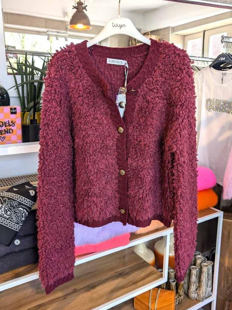 Der elegante Bouclé-Cardigan in einem tiefen Bordeauxrot verbindet Nylon mit feiner Alpaka- und Wollfaser zu einem besonders weichen und wärmenden Tragegefühl!