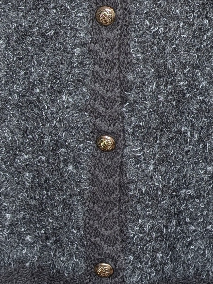 Der elegante Bouclé-Cardigan in dezenten Grautönen verbindet Nylon mit feiner Alpaka- und Wollfaser zu einem besonders weichen und wärmenden Tragegefühl!