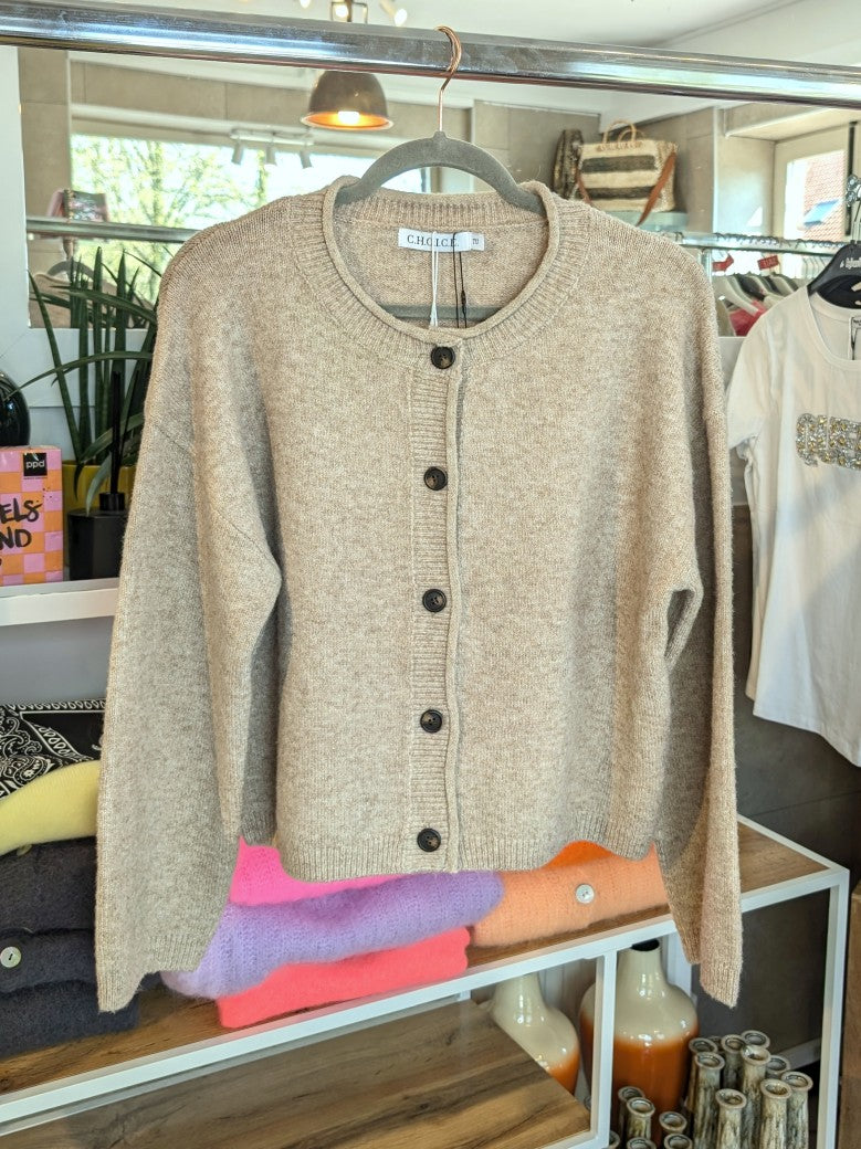 Die gemütliche Strickjacke aus einer hochwertigen Viskose Nylon Mischung in elegantem Taupe mit braunen Knöpfen verbindet stilvolles Design und Tragekomfort!