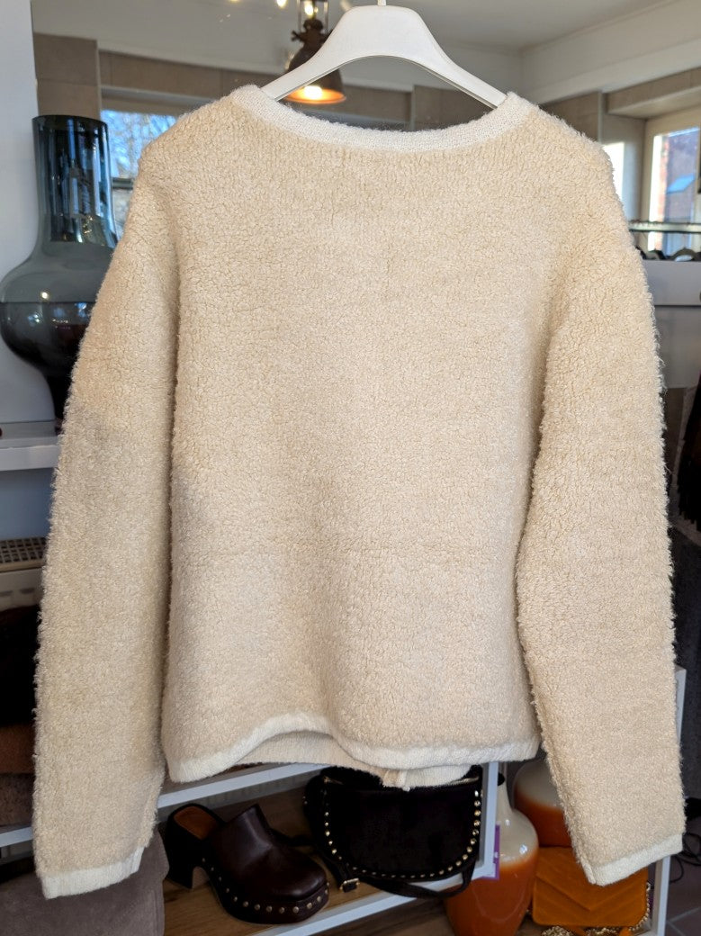 Der elegante creme beige Cardigan im Chanel-Style verbindet zeitlose Eleganz mit modernem Komfort. Die glänzenden Goldknöpfe akzentuieren stilvoll perfekt!