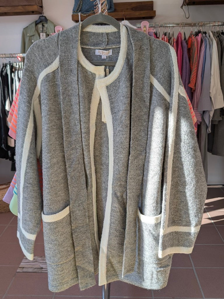 Die lange Cardigan Chanel Style Damen Bouclé Strickjacke in Grau Beige mit Bindgürtel vereint Eleganz und Komfort für jeden Anlass. Von Effeny.