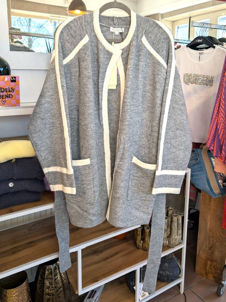 Die lange Cardigan Chanel Style Damen Strickjacke in Grau Beige mit Bindgürtel vereint Eleganz und Komfort für jeden Anlass. Von Effeny.