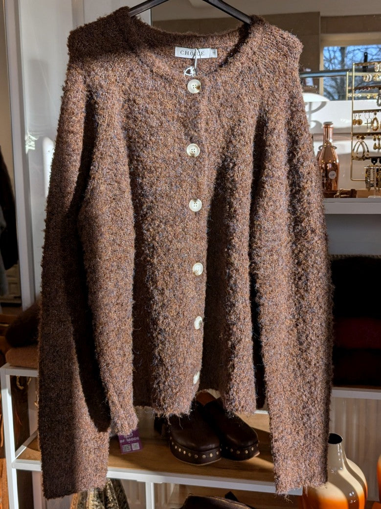 Dieser CHOICE Cardigan besticht durch sein warmes Kaffeebraun mit charmanten blauen Sprenkeln und hellen Knöpfen, die jedem Outfit lebendige Akzente verleihen!