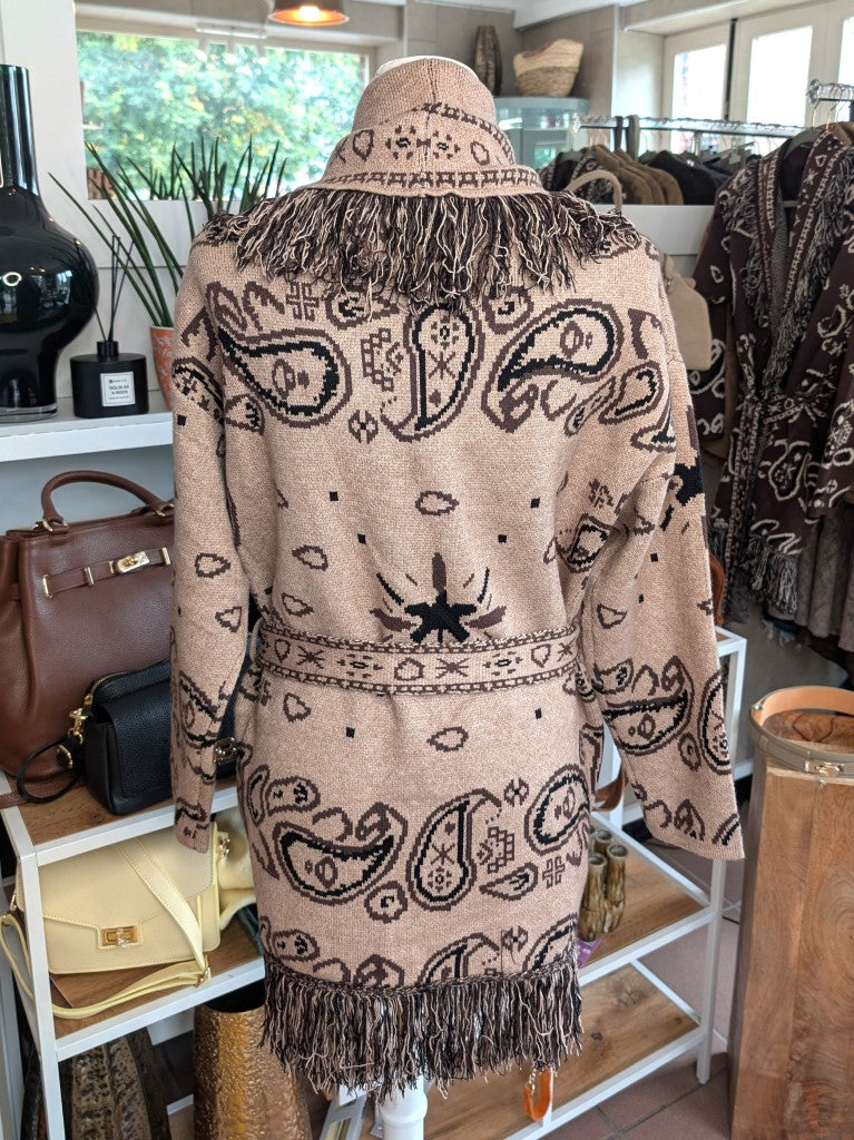 Elegante lange Strickjacke Fransen Paisley-Muster in Beige Braun Schwarz im Kujten Boho Stil aus hochwertiger Viskosemischung und Bindegürtel.