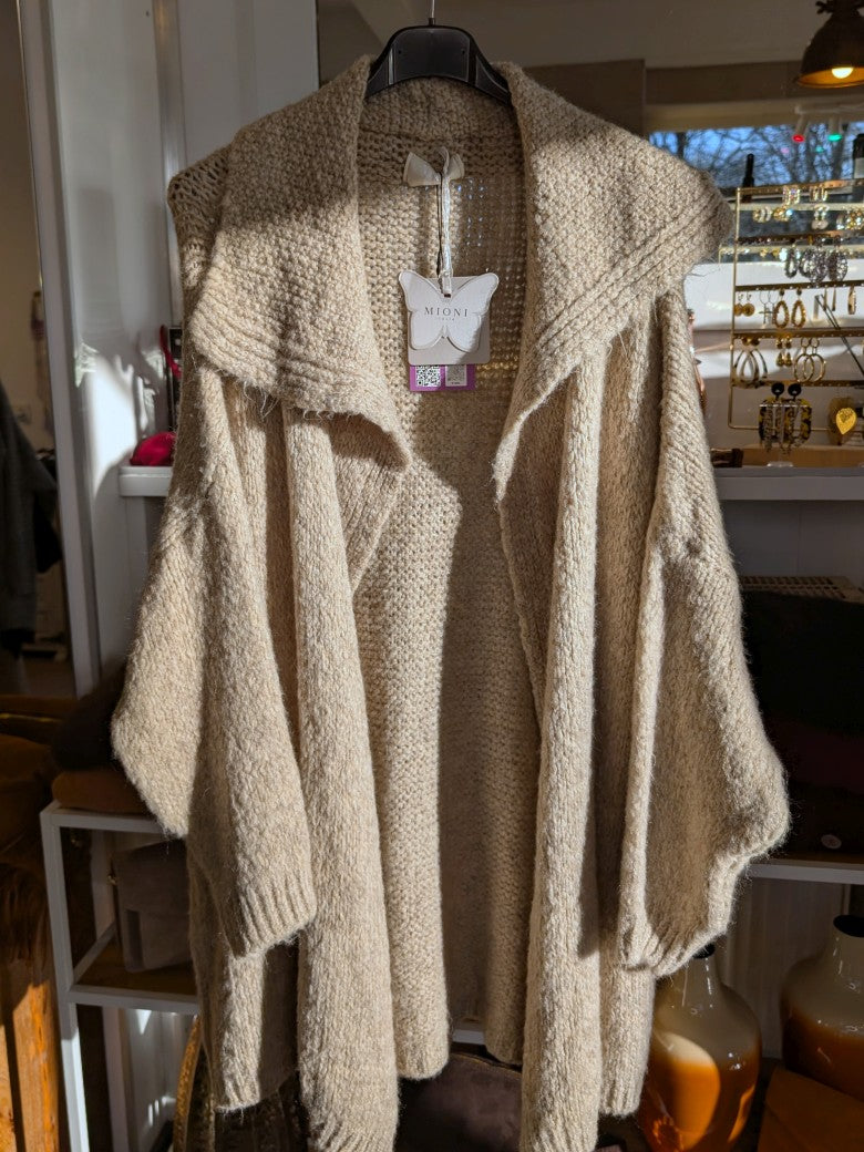 Der weiche lange offene Cardigan in Beige mit Kragen besticht durch offenen Schnitt und sorgt für lässigen eleganten Look- perfekter Komfort und trendiger Charme!