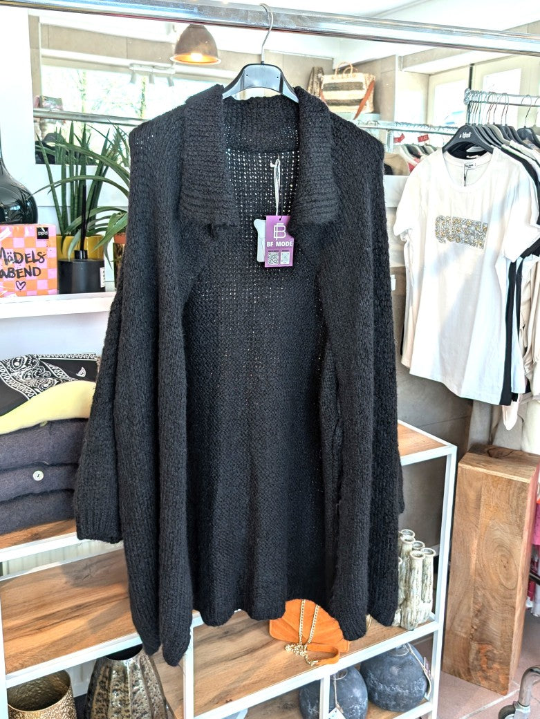Der weiche lange offene Cardigan in Schwarz mit Kragen besticht durch offenen Schnitt und sorgt für lässigen eleganten Look- perfekter Komfort und trendiger Charme!