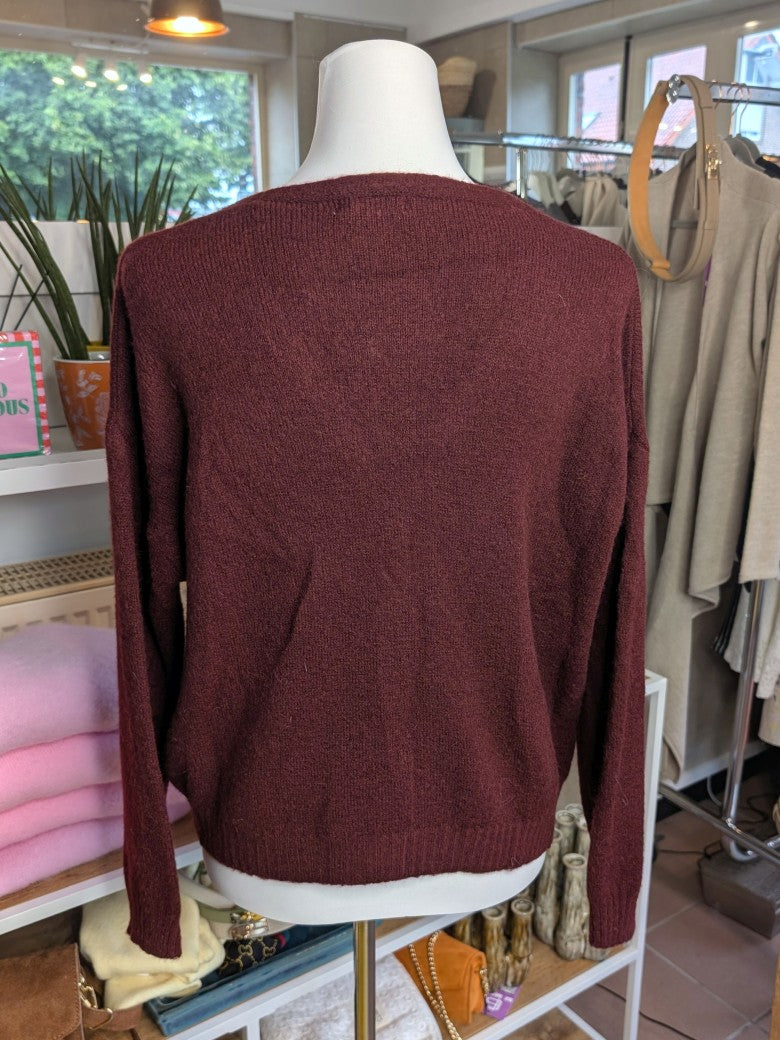 Superweicher Flausch Cardigan von La Maglia in Bordeaux Rot mit Rundhals-Ausschnitt aus Alpaka-Wolle verbindet zeitlose Eleganz mit leuchtender Leichtigkeit!